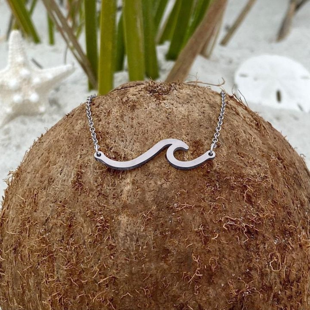Silver necklace with wavy lines