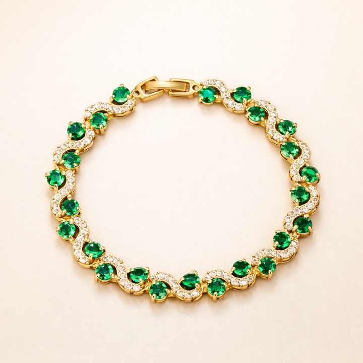 Refined gold bracelet with a delicate link