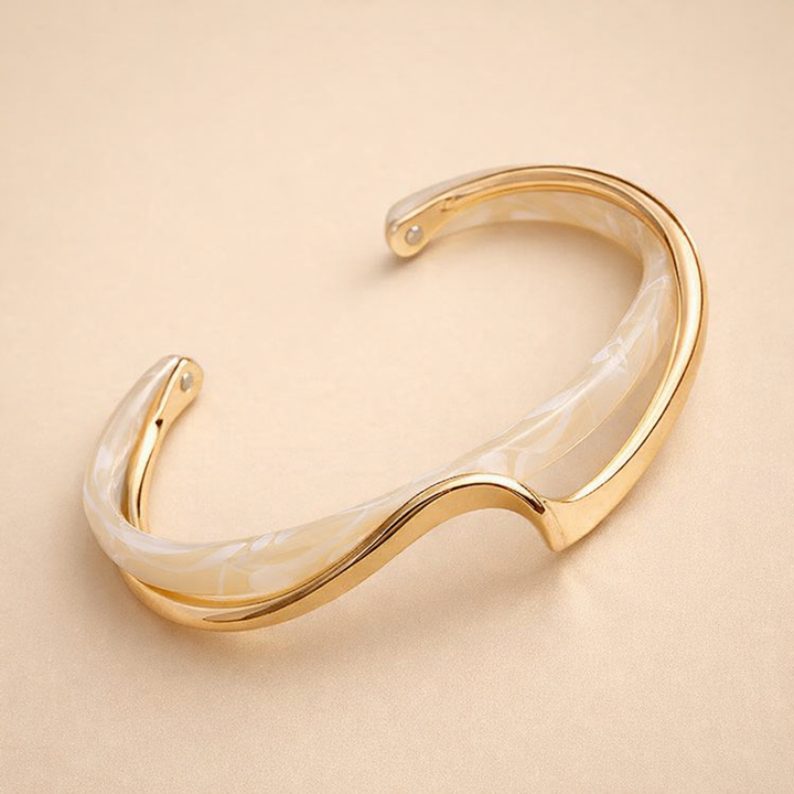 Soft gold bracelet with opal shine