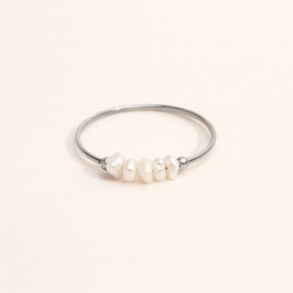 Elegant silver ring with classic freshwater pearl