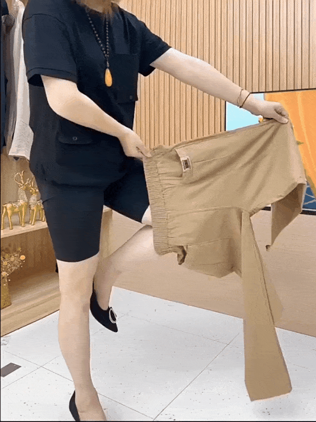 https://cdn.shopify.com/s/files/1/0864/2786/1320/files/Julia___Comfortable_and_stylish_cotton_trousers_8.gif?v=1773070633