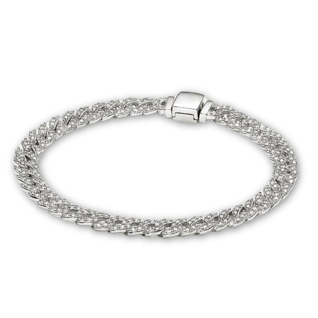 Elegant gold bracelet with moissanite details