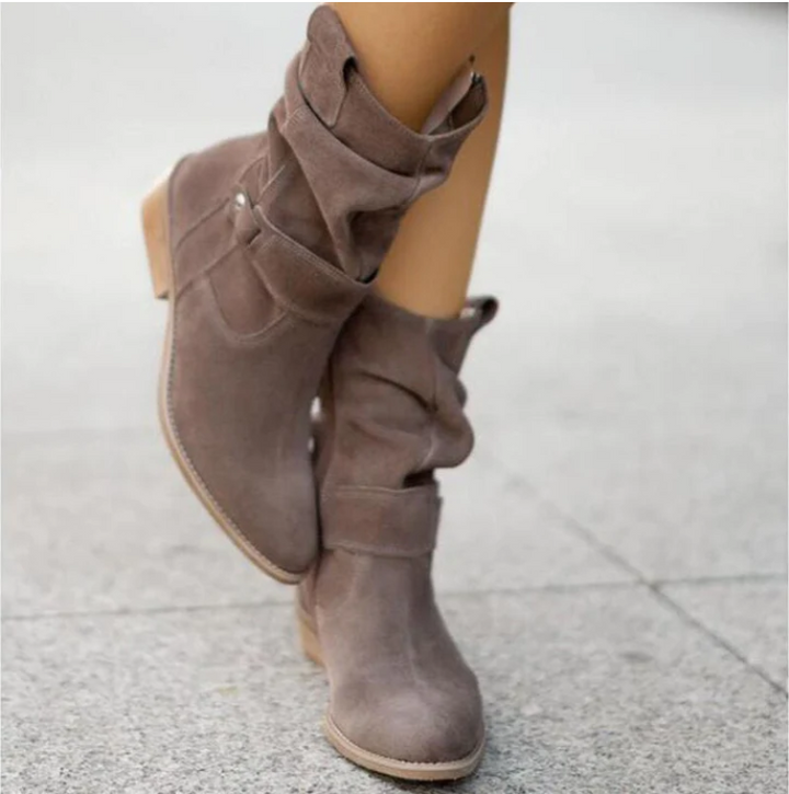 https://cdn.shopify.com/s/files/1/0864/2786/1320/files/Liva___Stylish_and_comfortable_ankle_boots_5.png?v=1773070413