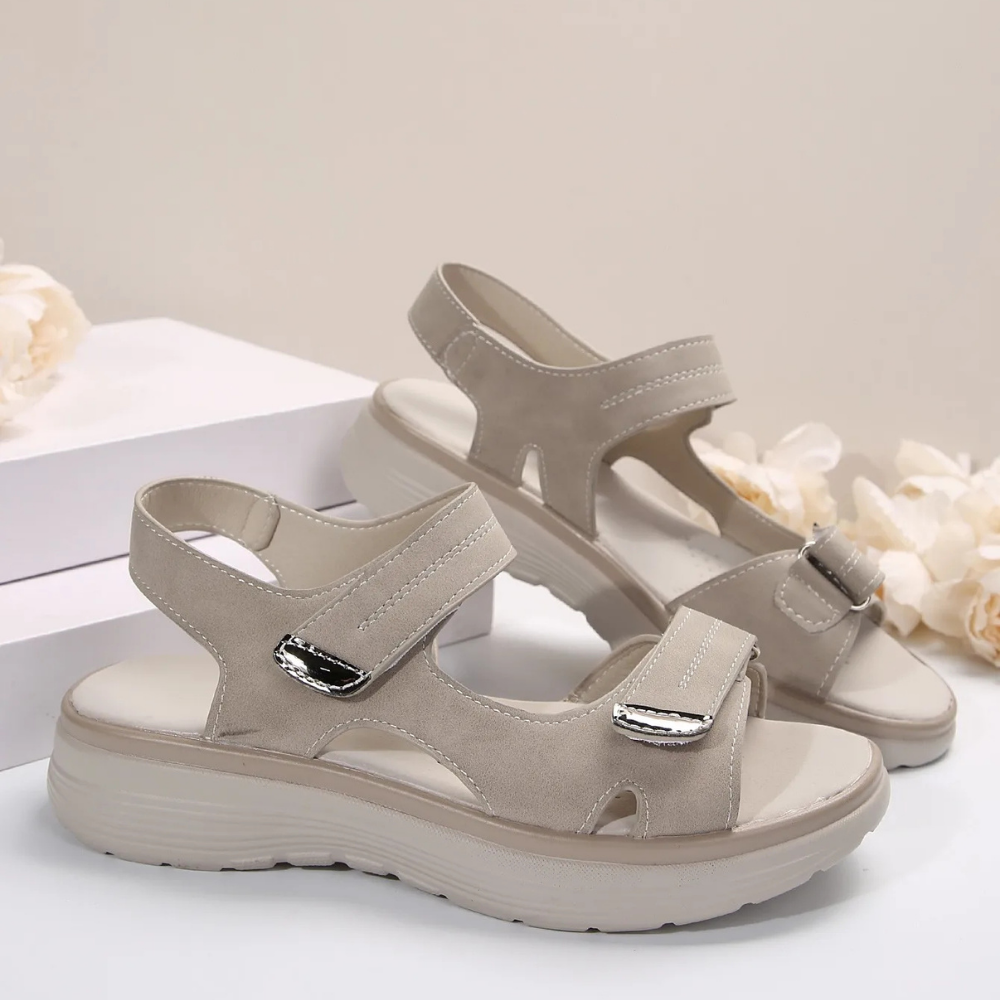 Women's sandals with anatomical footbed and adjustable straps