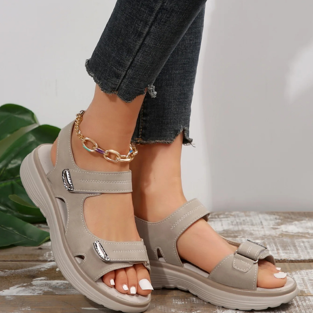 Women's sandals with anatomical footbed and adjustable straps