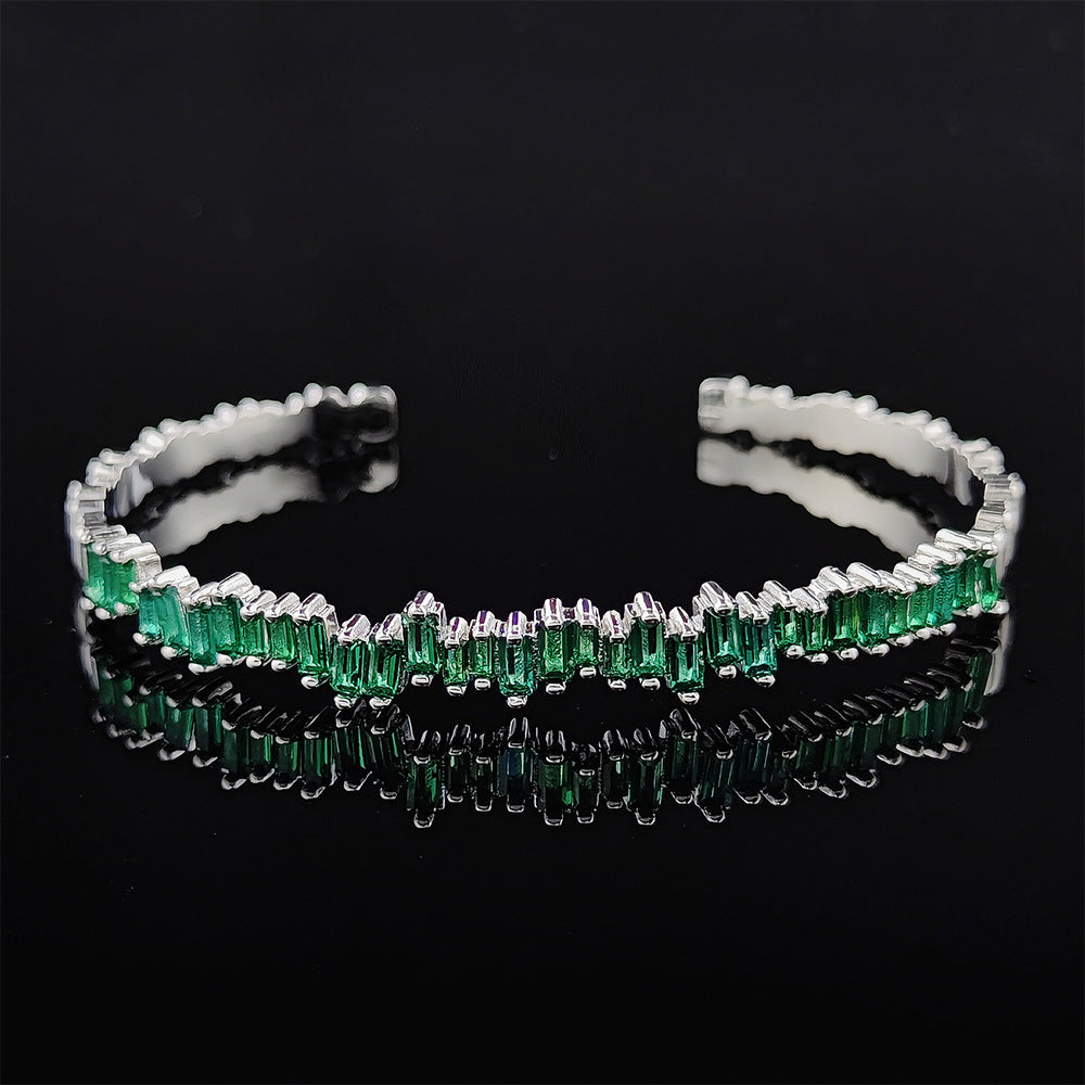 Elegant White Gold Bracelet with Refined Details