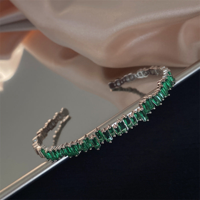 Elegant White Gold Bracelet with Refined Details
