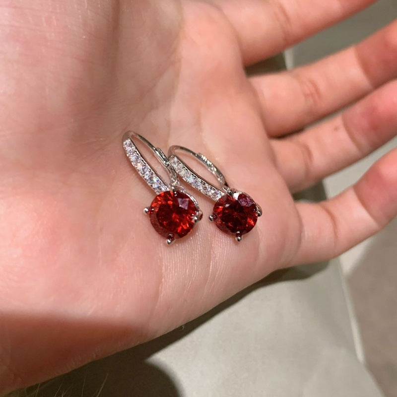 Elegant White Gold Earrings with Refined Details