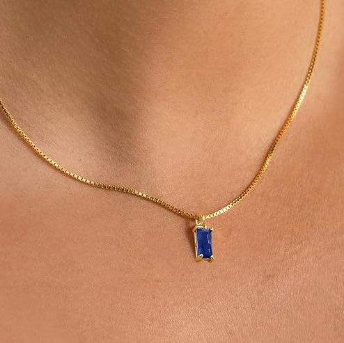 Elegant white gold necklace with sapphire pendant