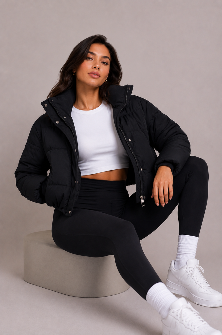 Women's short quilted down jacket with hood and slim fit