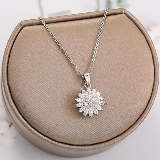 GoldenBloom Adjustable Necklace | Rotating Sunflower Pendant for Timeless Elegance