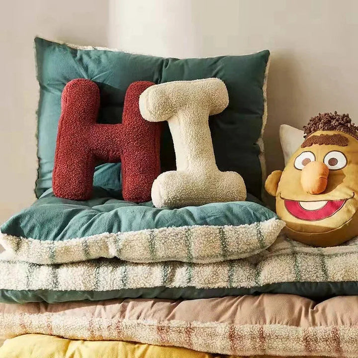 Deko-Kissen mit Alphabet-Motiv – LetterLounge