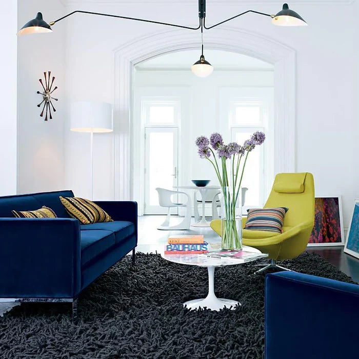 Schwarze Deckenlampe mit schwenkbaren Armen – modernes Design