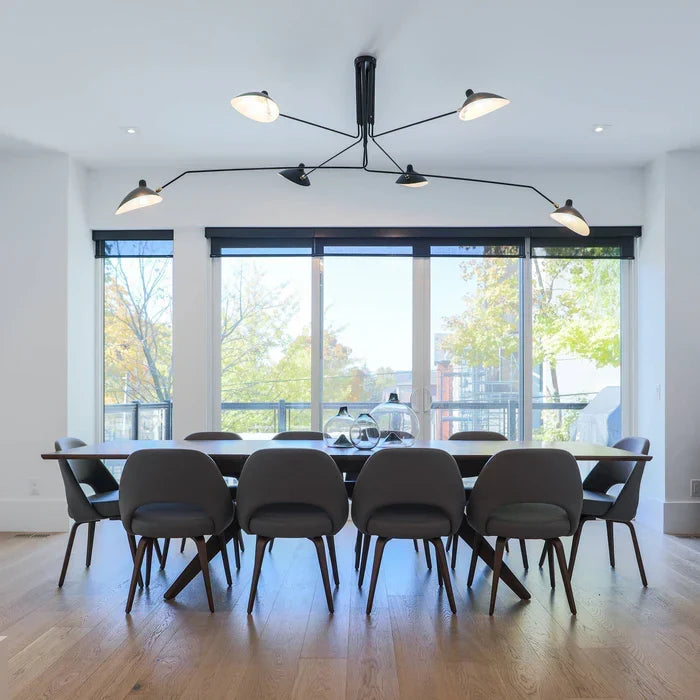 Schwarze Deckenlampe mit schwenkbaren Armen – modernes Design