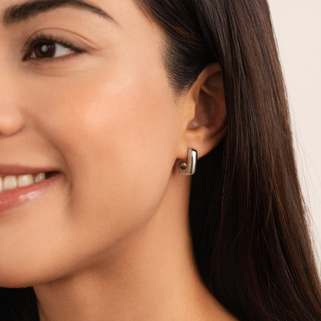 Elegant gold earrings with square shapes