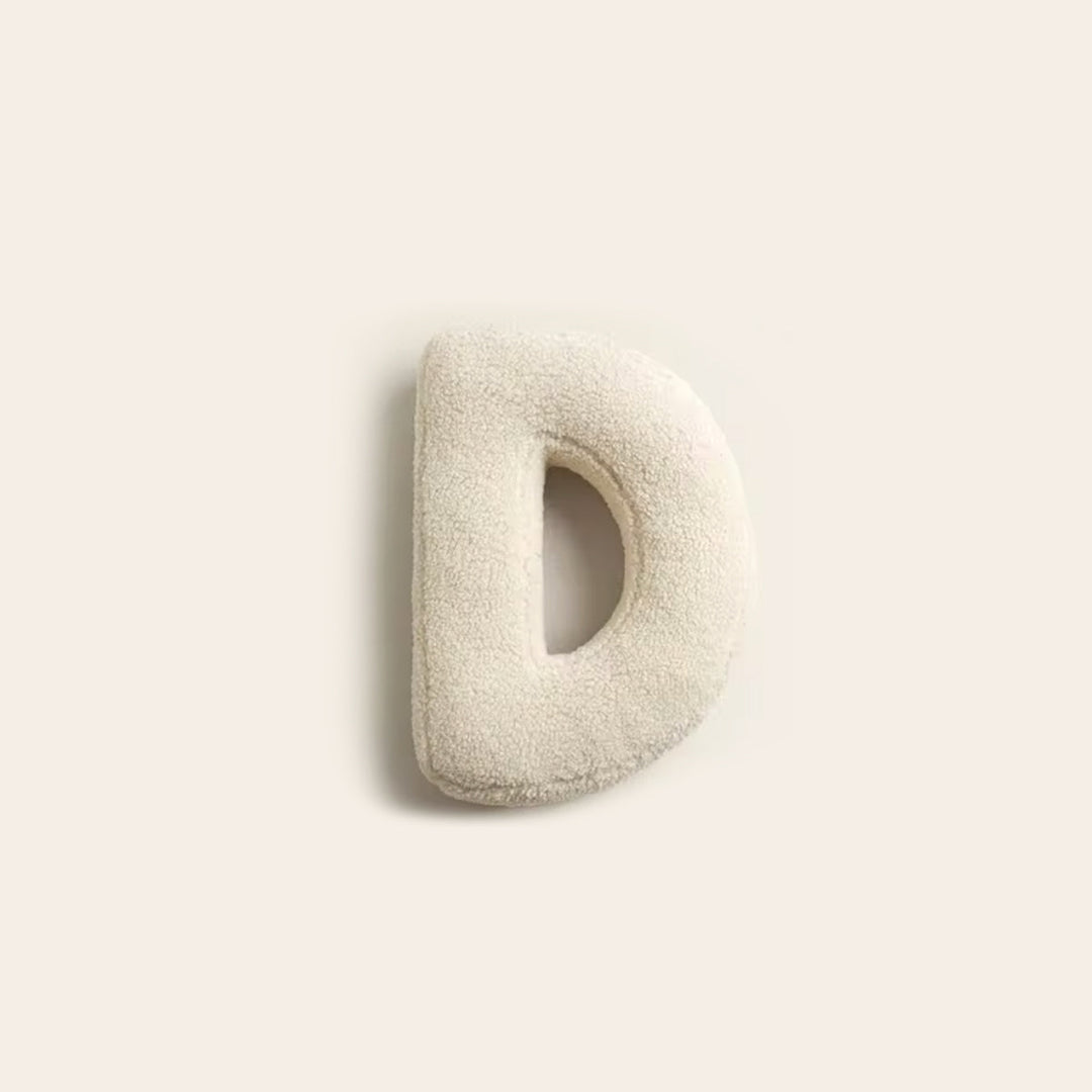 Deko-Kissen mit Alphabet-Motiv – LetterLounge