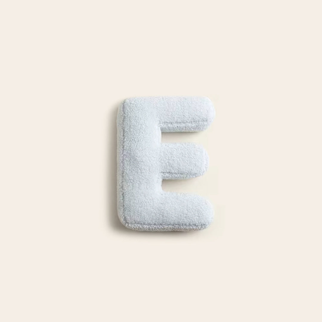 Deko-Kissen mit Alphabet-Motiv – LetterLounge
