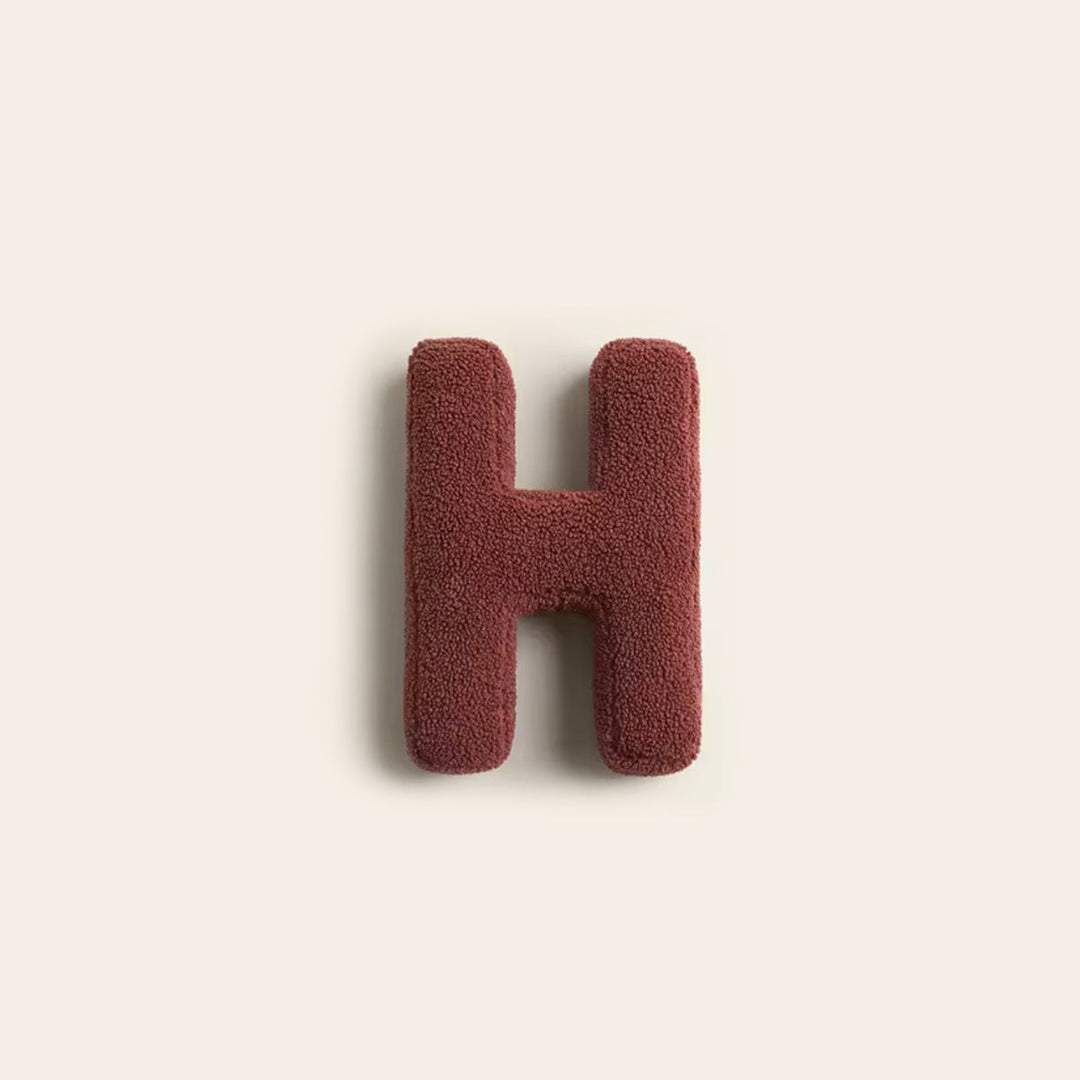 Deko-Kissen mit Alphabet-Motiv – LetterLounge