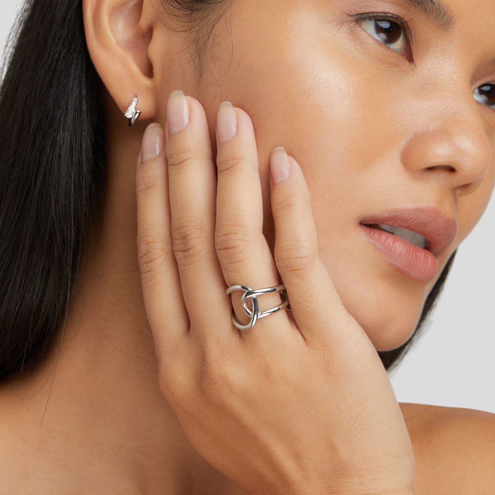 Elegant silver ring with refined design