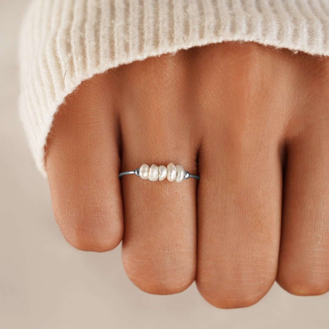 Elegant silver ring with classic freshwater pearl