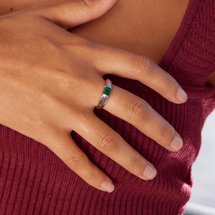 Soft silver ring with emerald detail