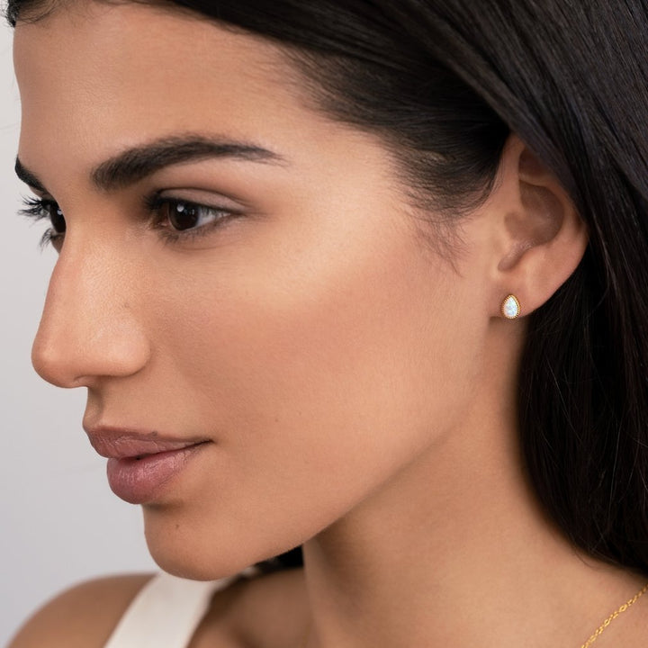 Elegant gold earrings with drop-shaped opal stones