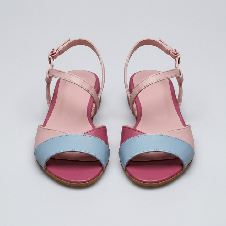 Elegant Women’s Flat Sandals – Cushioned Comfort and Low Heel