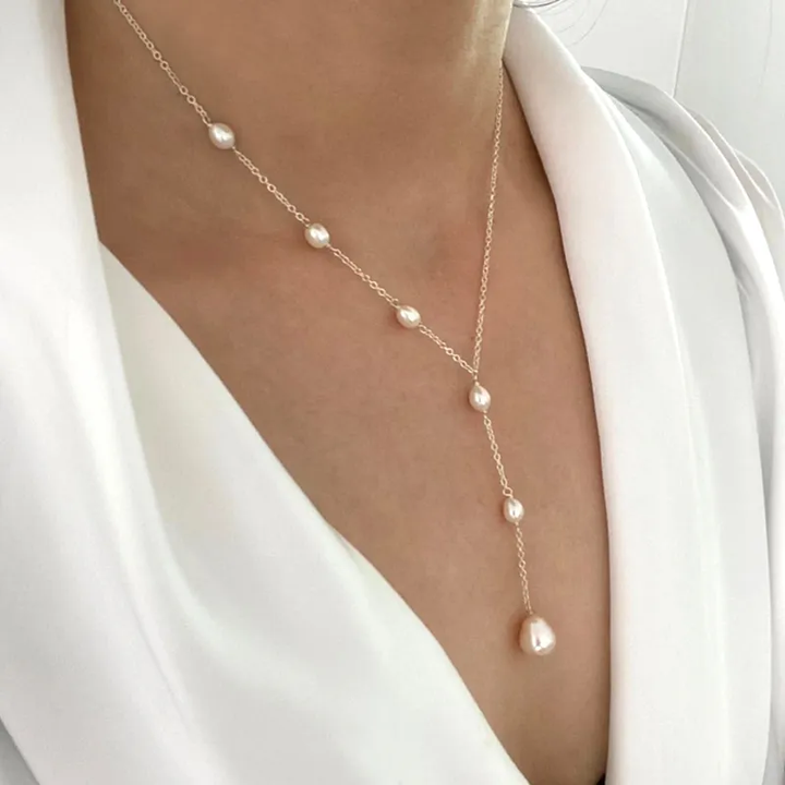 Elegant Silver Necklace with Vintage Pendant