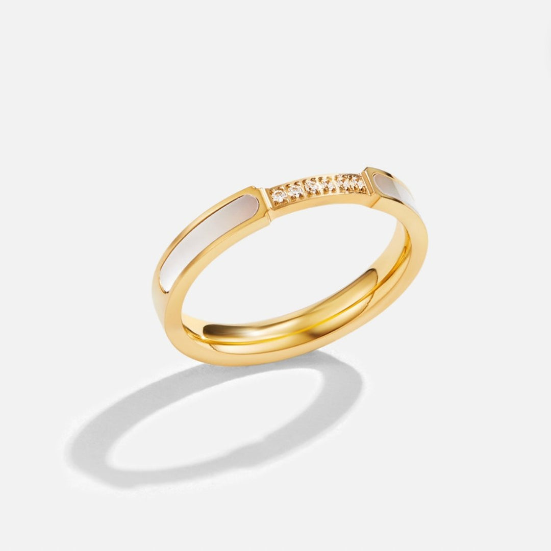 Simple pearl ring with delicate crystals