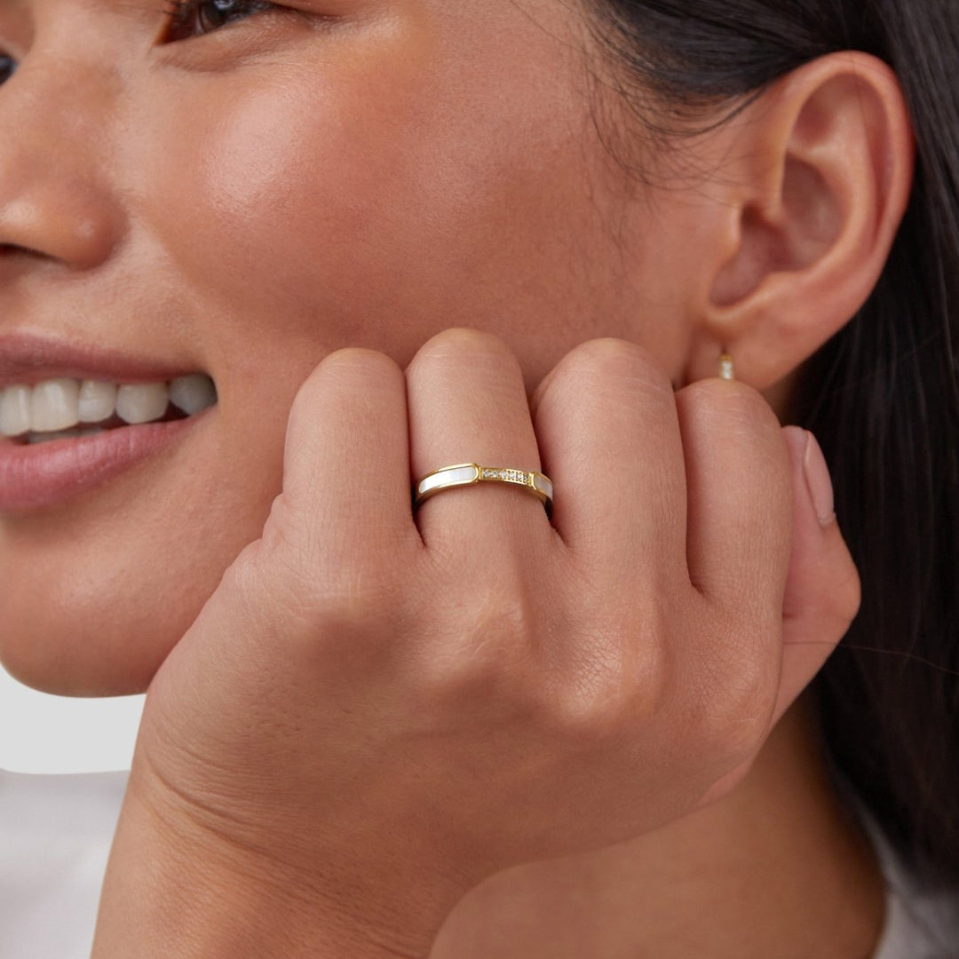 Harmonious pearl ring with subtle crystals