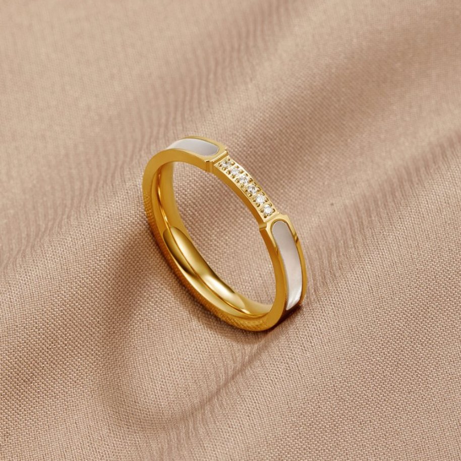 Harmonious pearl ring with subtle crystals