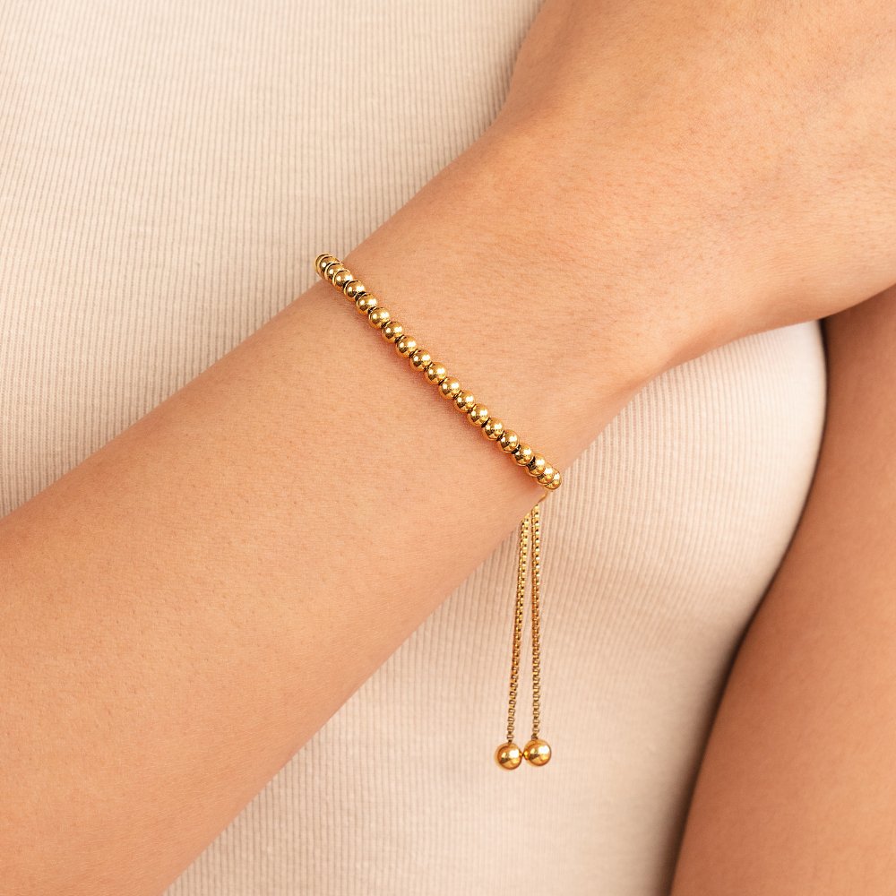 Elegant gold bracelet with pearl details