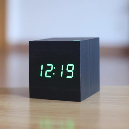 Digitale Holzuhr mit LED-Display