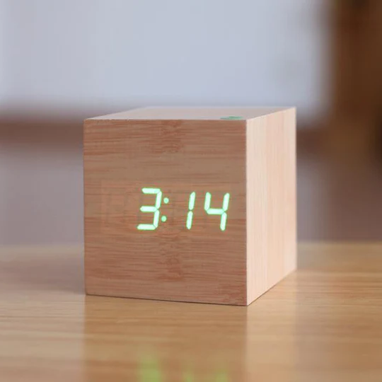 Digitale Holzuhr mit LED-Display