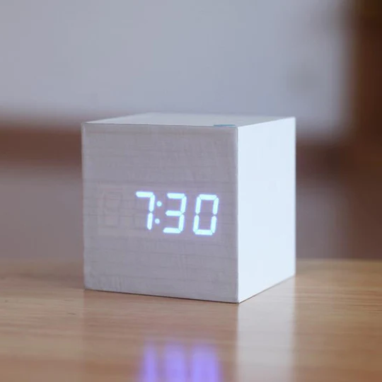 Digitale Holzuhr mit LED-Display