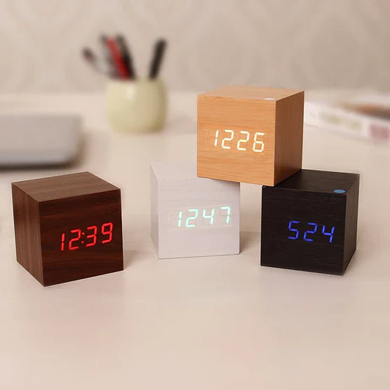 Digitale Holzuhr mit LED-Display
