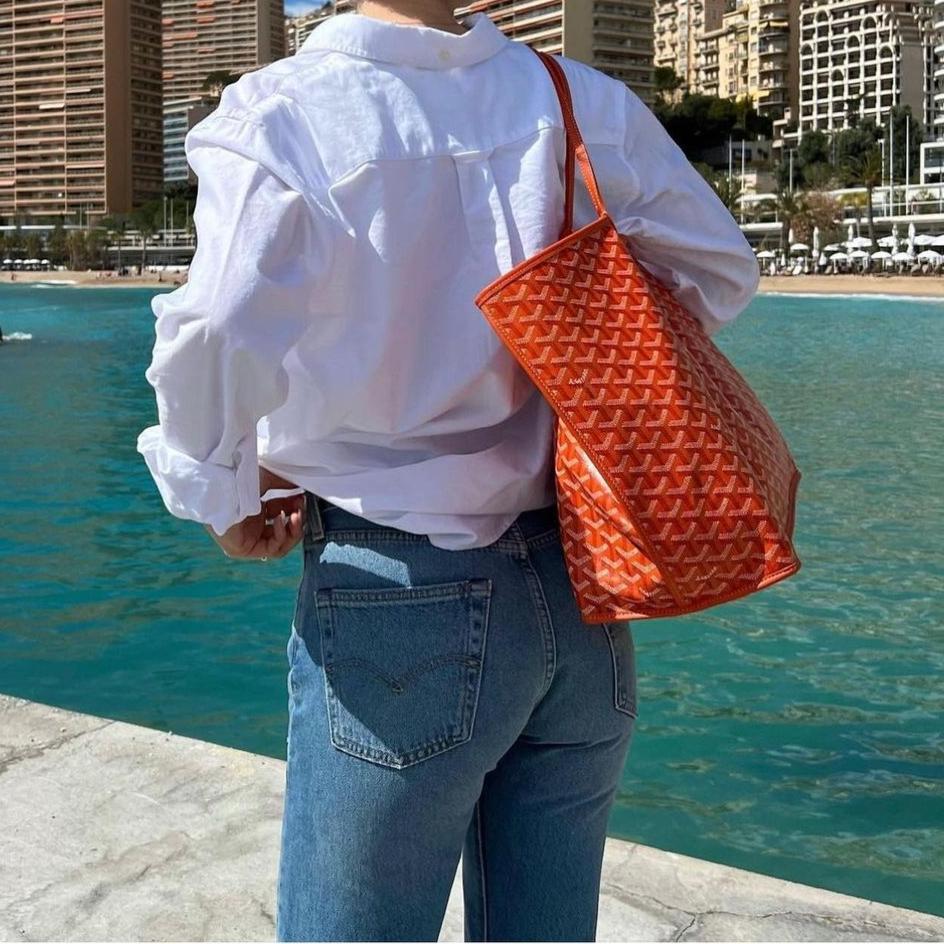 Elegant Women's Bag – Large and Versatile