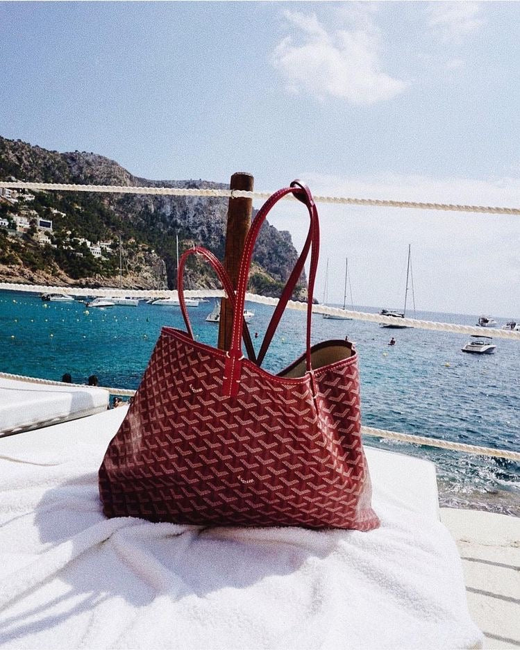 Elegant Women's Bag – Large and Versatile