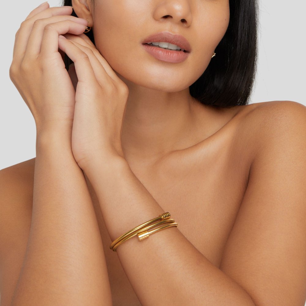Elegant gold bracelet with refined twist