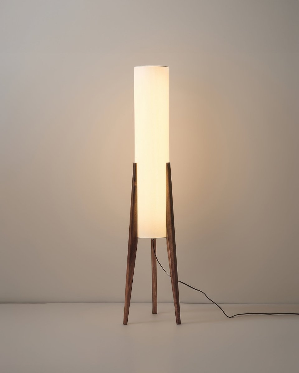 Stehlampe aus Walnussholz - Leuchtende Kunst für Jedes Interieur
