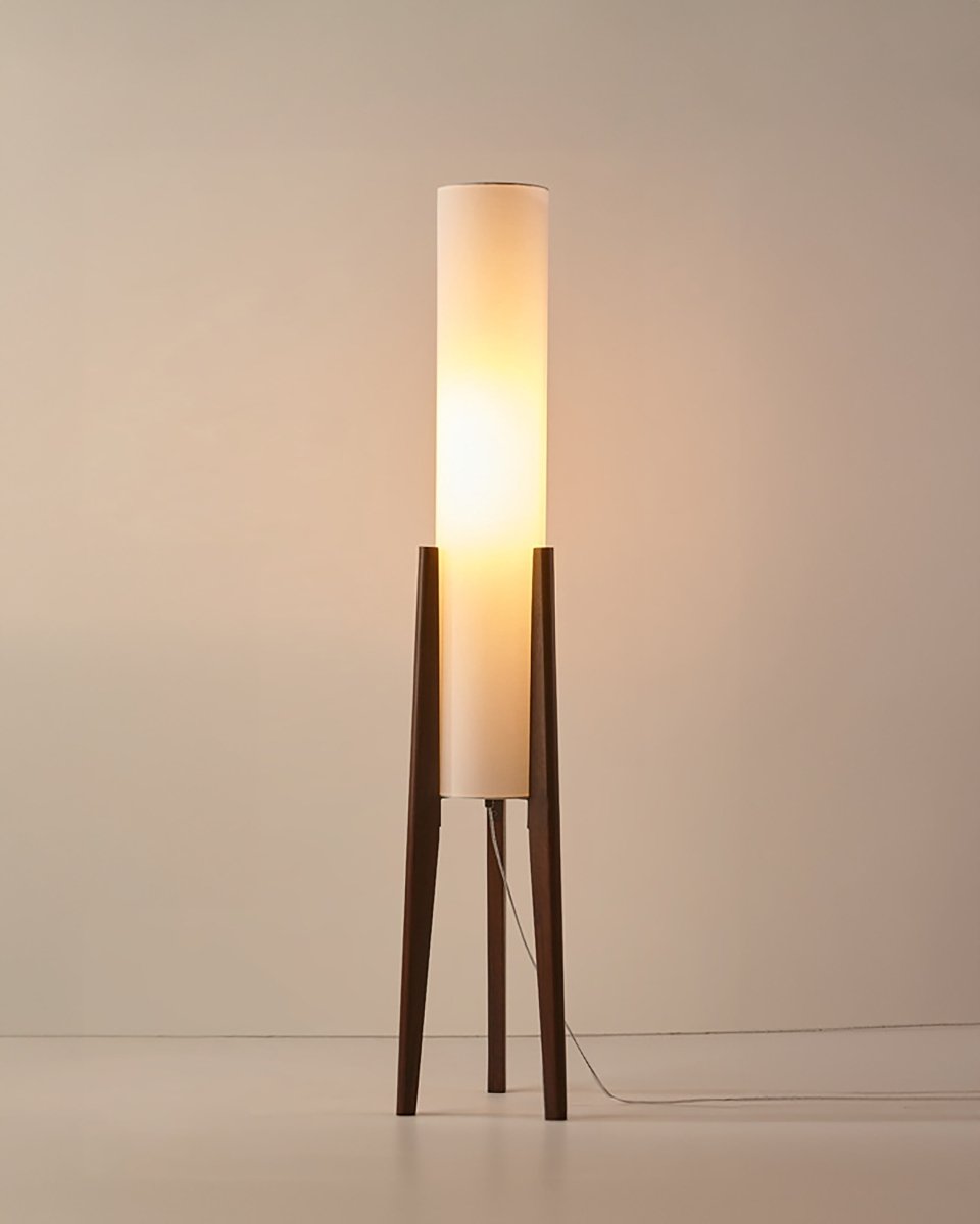 Stehlampe aus Walnussholz - Leuchtende Kunst für Jedes Interieur
