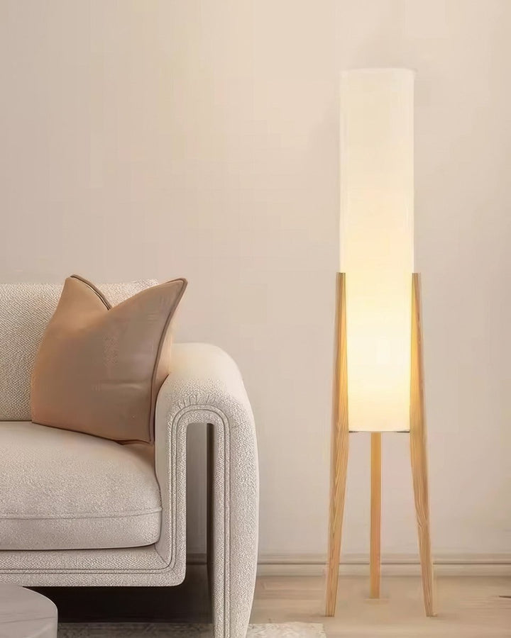 Stehlampe aus Walnussholz - Leuchtende Kunst für Jedes Interieur