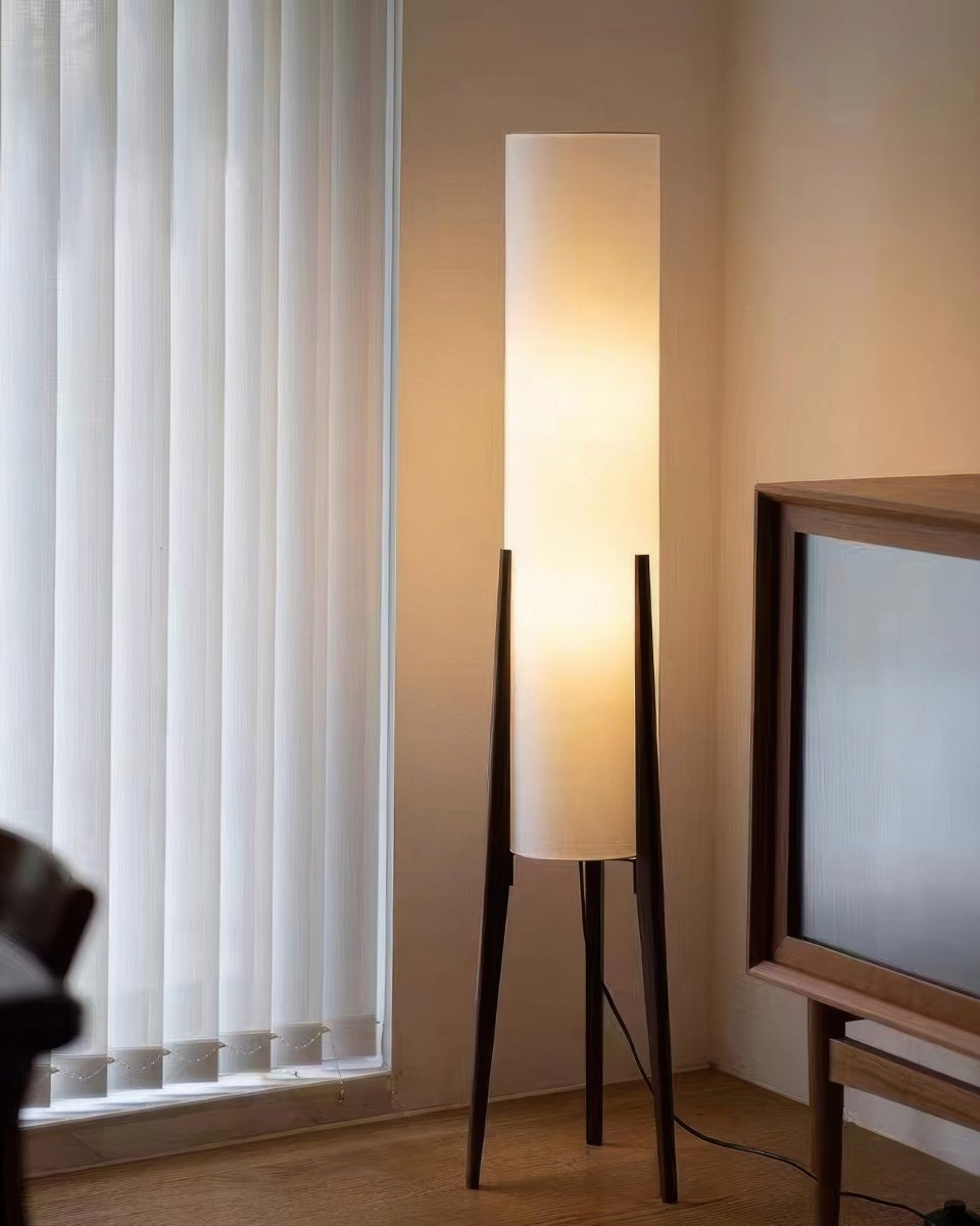 Stehlampe aus Walnussholz - Leuchtende Kunst für Jedes Interieur